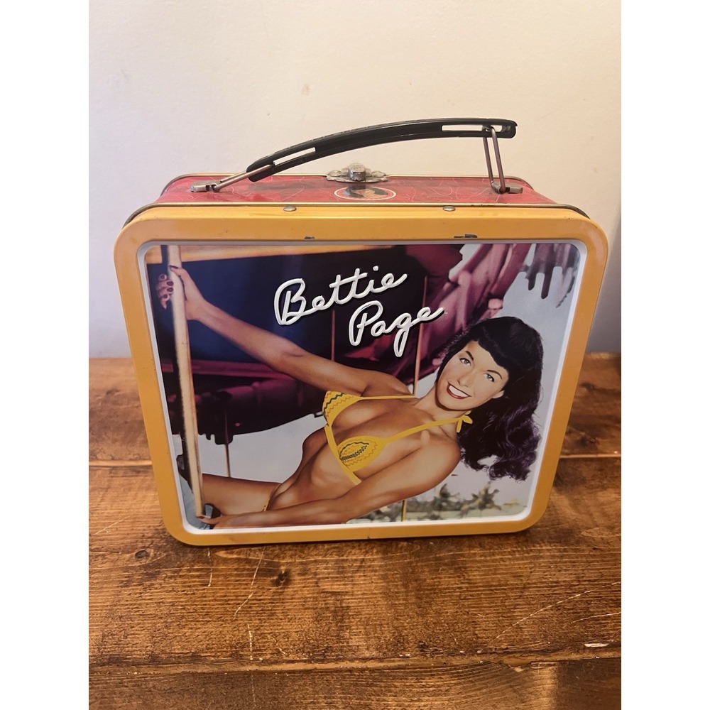 Pin Up Betty Page Metal Lunch Box - Dark Horse Comics Yellow Beach Bikini